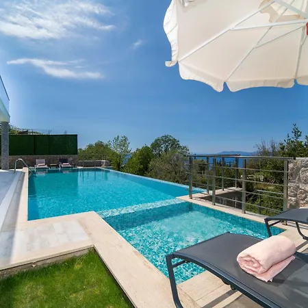 Mariposa Villa *
